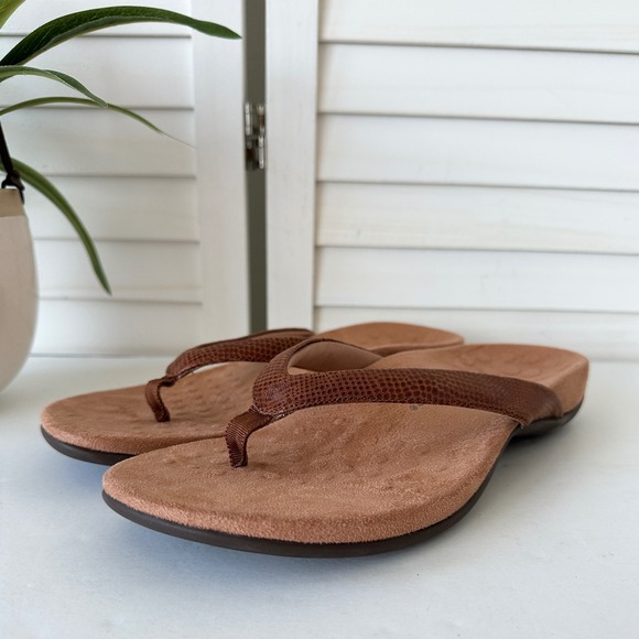 Vionic Dillon Brown Snake Print Thong Sandals Toe Post Comfort Shoe Size 10 Wide - Picture 1 of 9
